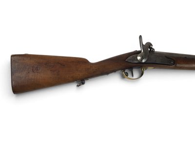 un vieux fusil avec un canon en bois et une poignée en bois
