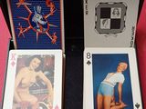 quatre cartes à jouer dans un étui noir posé sur une table
