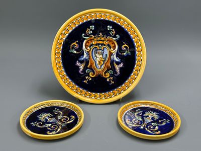 un gros plan d'une assiette sur laquelle figure l'image d'un lion