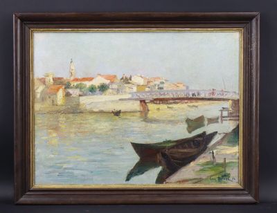 une peinture à l'huile représentant un bateau sur une rivière, avec une ville en arrière-plan