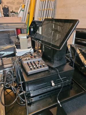 un ordinateur portable posé sur une table dans une pièce