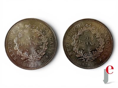 deux pièces de monnaie ornées d'une couronne au recto et d'une couronne au verso