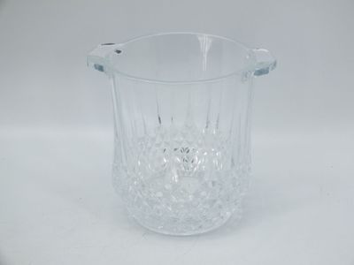 un pichet en verre transparent posé sur une surface blanche