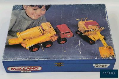 une boîte sur laquelle figure l'image d'un garçon jouant avec des engins de chantier