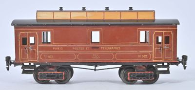 un wagon rouge posé sur une surface blanche