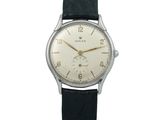 gros plan d'une montre-bracelet sur fond blanc