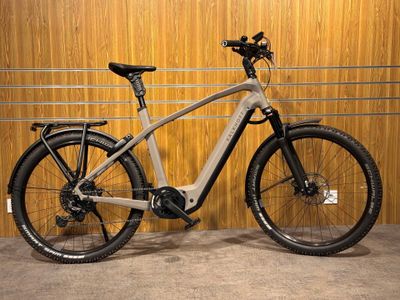 une photo d'un vélo garé dans un garage