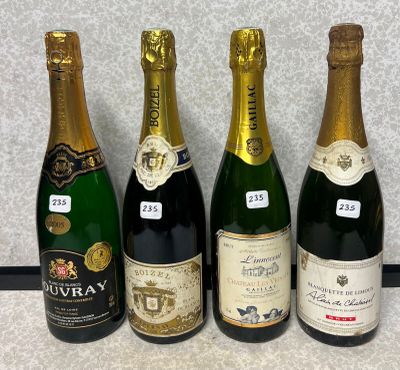 trois bouteilles de vin sont alignées sur un comptoir