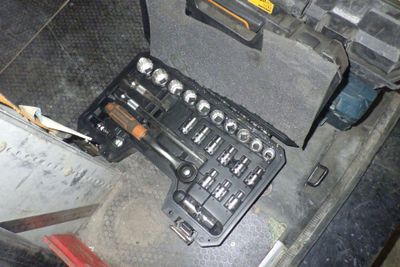 une photo du tableau de bord d'une voiture sur lequel se trouvent des outils