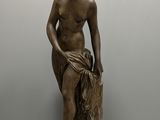 statue d'une femme assise sur une souche d'arbre dans une pièce