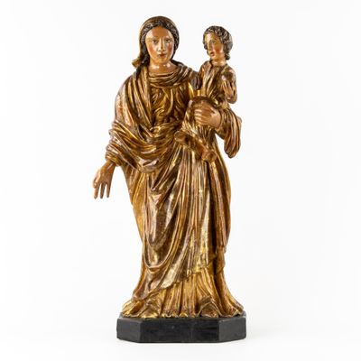 l'image d'une statue représentant une femme tenant un enfant dans ses bras