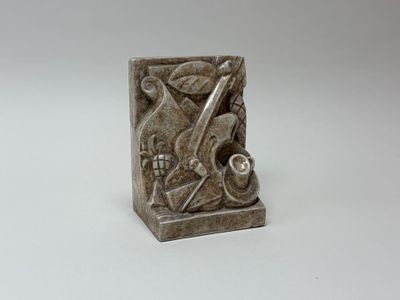 MOUGIN Nancy, Sculpture en céramique en bas relief, Signé au…