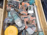 une caisse remplie d'outils électriques et d'outils qui s'y trouvent