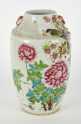 un vase sur lequel sont peints un oiseau et des fleurs