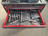 de nombreux outils dans une boîte à outils posée par terre