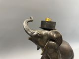 une statue d'éléphant coiffée d'un haut-de-forme
