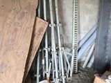 Plusieurs morceaux de bois sont empilés dans une pièce