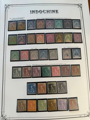 la photo d'un livre sur lequel sont apposés des timbres