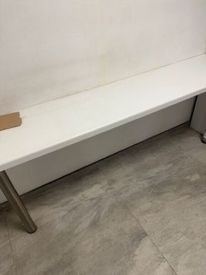 un banc blanc qui se trouve dans un coin de la pièce