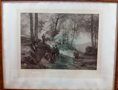 une photo d'un homme à cheval dans les bois