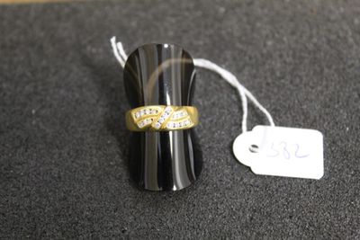 une bague posée sur une table avec une étiquette de prix