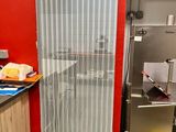 une cuisine avec une horloge accrochée au mur à côté d'un plan de travail