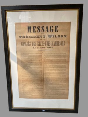 Un vieux journal est accroché au mur d'une pièce.