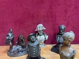 plusieurs figurines représentant des personnes posées sur une table avec un fond rouge