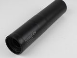 un gros plan d'un tube en plastique noir posé sur une surface blanche