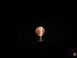 un gros plan d'une ampoule dans l'obscurité, sur fond noir