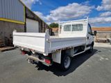 un camion blanc garé dans un parking