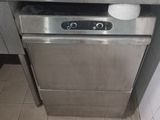 lave-vaisselle en acier inoxydable dans des toilettes publiques aux murs carrelés