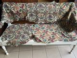 un banc blanc recouvert d'une housse à motifs floraux