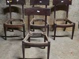 trois chaises en bois assises l'une à côté de l'autre dans une pièce