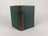 un vieux livre à la reliure dorée et à la couverture verte