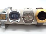 Plusieurs montres sont posées sur une serviette, sur une surface blanche.