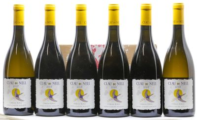 six bouteilles de vin sont alignées sur une table