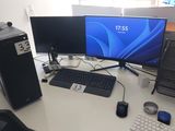 un bureau d'informatique équipé de deux écrans, d'un clavier, d'une souris et d'un écran