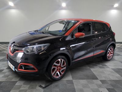 une voiture noire et rouge garée sur un sol à damier