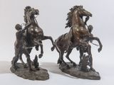 une paire de sculptures en bronze représentant des chevaux avec des cavaliers sur le dos