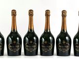 six bouteilles de champagne sont alignées
