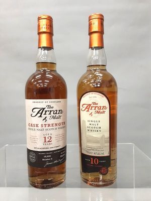 deux bouteilles d'Arran de 4 ans d'âge et une bouteille vide d'Arran de 12 ans d'âge