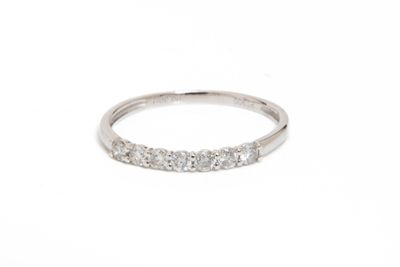 gros plan d'une bague en diamant sur fond blanc