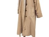 un trench-coat posé sur un mannequin, devant un fond blanc