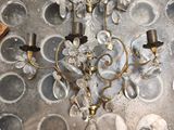 une photo d'un lustre accroché au mur d'une pièce