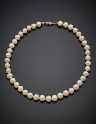 COLLIER composé d'un rang de perles de culture blanches d'ea…