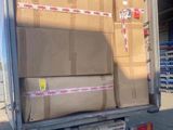 un camion dont l'arrière est rempli de cartons