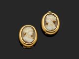 une paire de boucles d'oreilles en ivoire sculpté et or