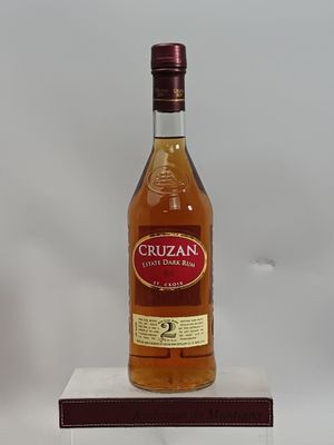 une bouteille d'alcool posée sur une boîte