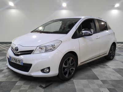 la toyota yaris blanche est garée sur un sol en damier